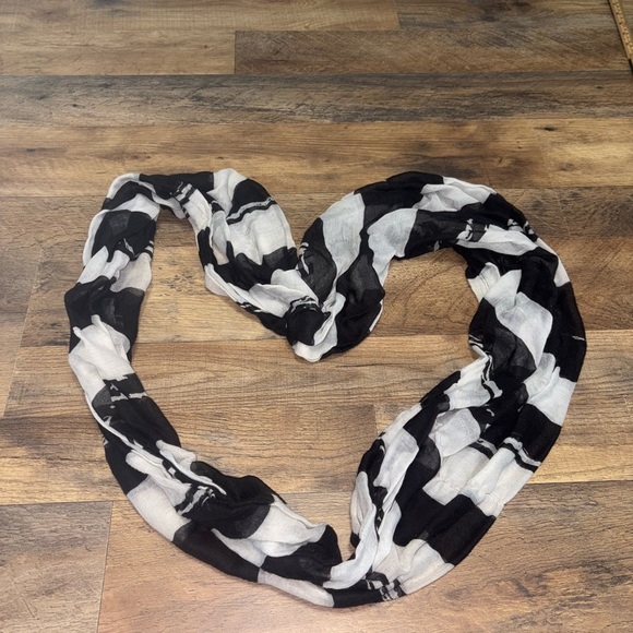 Black and White Patterned Scarf - Picture 2 of 2